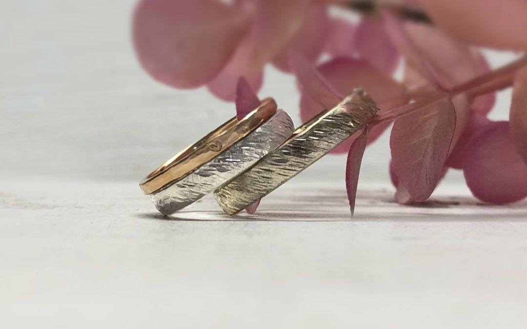 Schräg linierte Trauringe mit Diagonalmuster in Platin und Creme Weissgold mit Eosya Herz Verlobungsring