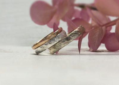 Schräg linierte Trauringe mit Diagonalmuster in Platin und Creme Weissgold mit Eosya Herz Verlobungsring