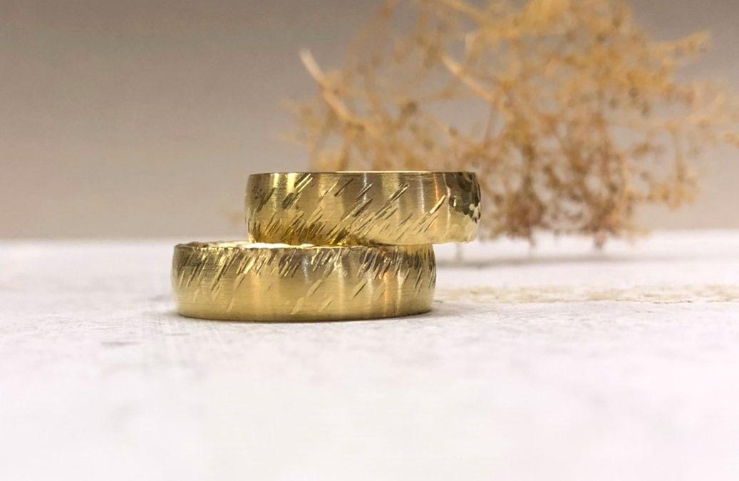 Sehr breite Goldringe mit diagonalen Kerben namens Sternschnuppen