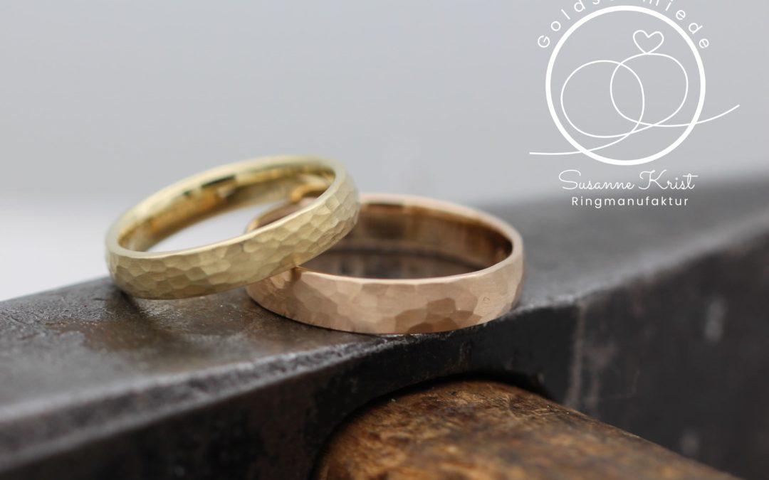 Selbst geschmiedete Trauringe aus dem Kurs aus 585 Gelbgold und Rotgold.