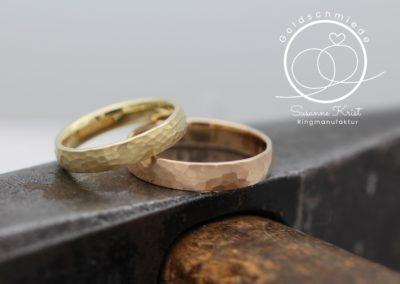 Selbst geschmiedete Trauringe aus dem Kurs aus 585 Gelbgold und Rotgold.