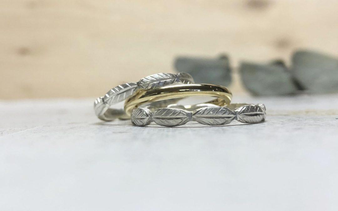 Pflanzenartige Eheringe als 3er Kombi: Weisse Platinringe und schmaler Gelbgoldring mit Glanz