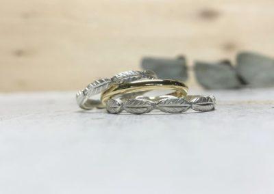 Pflanzenartige Eheringe als 3er Kombi: Weisse Platinringe und schmaler Gelbgoldring mit Glanz