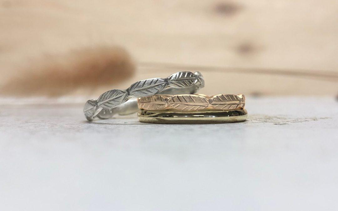 Silberfarbener Platinring als Ehering und Rosegold Ehering mit Blattmuster und Klassik Gelbgoldring poliert