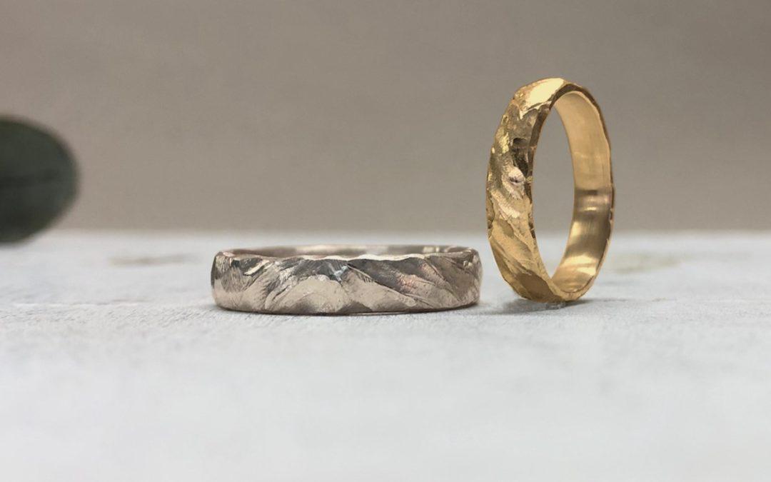 Stark gemusterte Ringe in Gold und Haselnussgold vom Goldschmied, gefertigt mit Buchtmuster