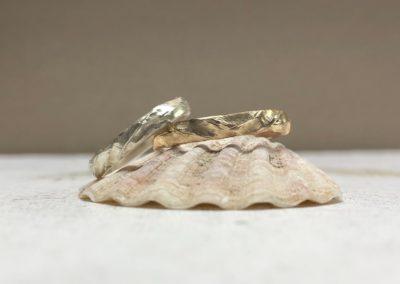 Starkes Muster bei Eheringen in Rosegold und Weißgold, Buchtmuster.