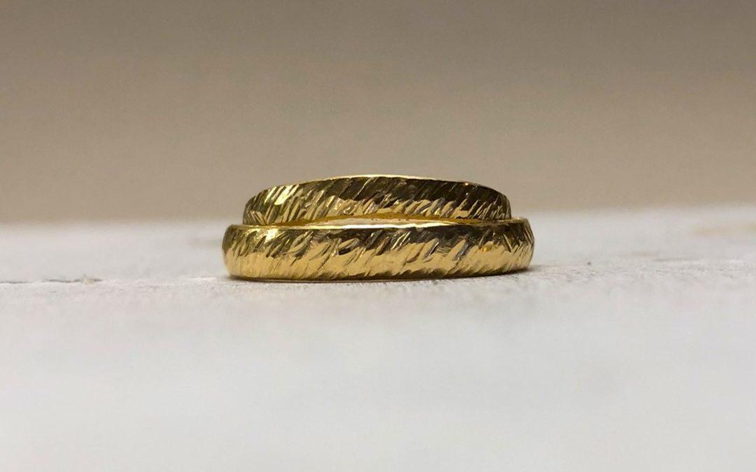 Handgeschmiedete Eheringe aus 900 Gold mit diagonalen Linien