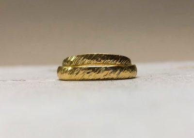 Handgeschmiedete Eheringe aus 900 Gold mit diagonalen Linien