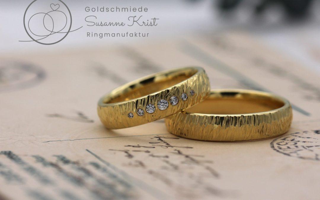 Trauringe Baumrindeoptik aus Gold mit Steinen