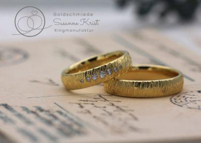 Trauringe Baumrinde aus Gold mit Steinchen