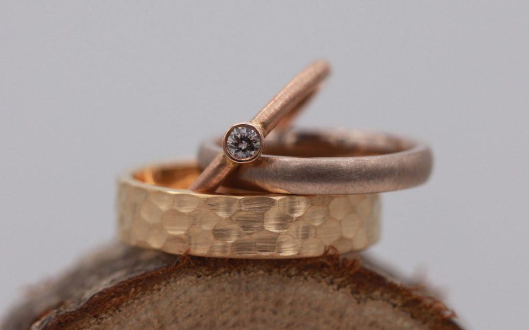 Trauringe Haselnussgold und Rosegold mit Hammerschlag mit Vorsteckring