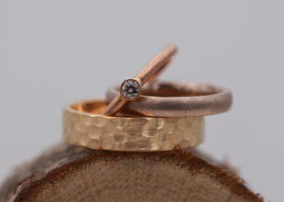 Auch unterschiedlich kann super zusammen passen: Trauring aus Toffeegold (Haselnussgold) und Rosegold mit Hammerschlag mit Vorsteckring