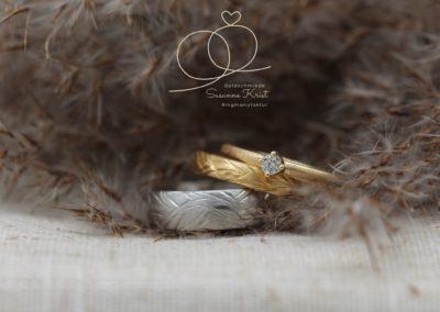 Florale Trauringe mit Holzmuster namens Sanddorn und Verlobungsring im Set