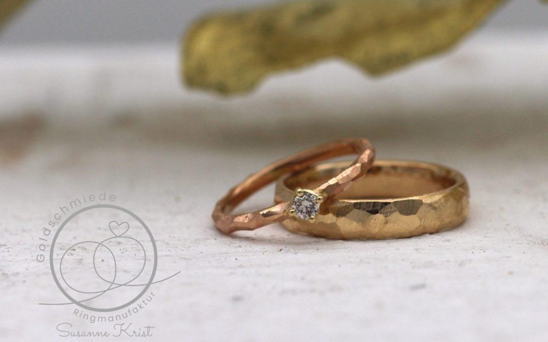 Trauringe mit Hammerschlag aus Rotgold und Gold.