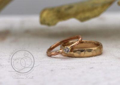 Trauringe mit Hammerschlag aus Rotgold und Gold. Das Muster heisst Fels und ist sehr robust.