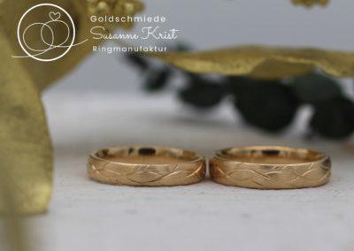 Trauringe mit Rankenmuster in Gold, ähnlich wie das Sanddornmuster.