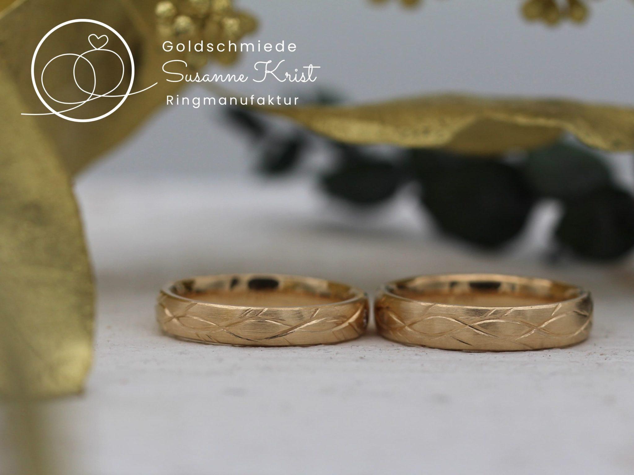 Trauringe mit Rankenmuster in Gold