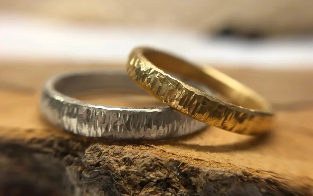 Trauringe Rindenmuster in Gold und Weissgold geschmiedet