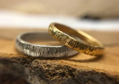 Trauringe Rindenmuster in Gold und Weissgold