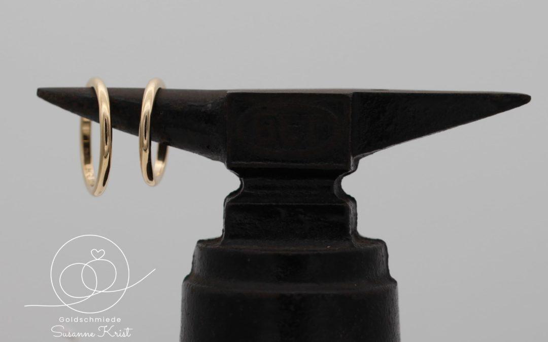 Trauringe selbstgemacht aus dem Trauringkurs, schmal und glänzend aus Rosegold.