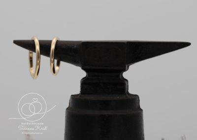 Trauringe selbstgemacht aus dem Trauringkurs, schmal und glänzend aus Rosegold.