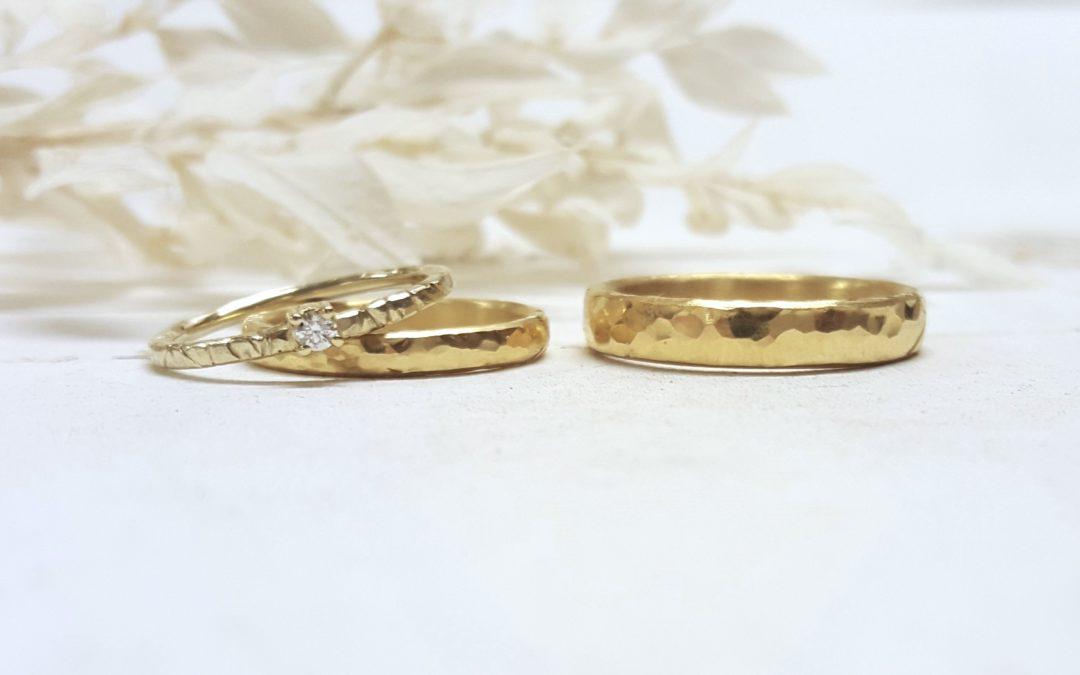 Trio aus Eheringpaar und Vorsteckring mit Kugelhammerschlag in Gold