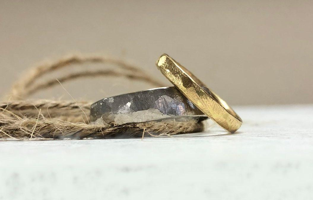 Unterschiedliche Ein Weissgold bzw. Graugold und Gelbgold mit starker Struktur Hammerschlag bzw. Felsmuster.
