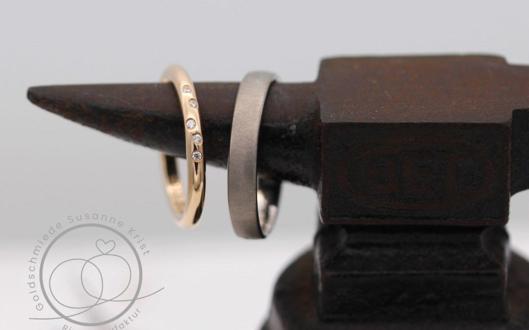 Unterschiedliche Trauringe Rosegold und Weissgold.