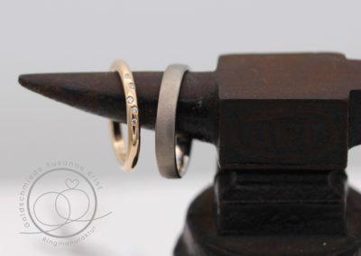 Unterschiedliche Trauringe Rosegold und Weissgold.