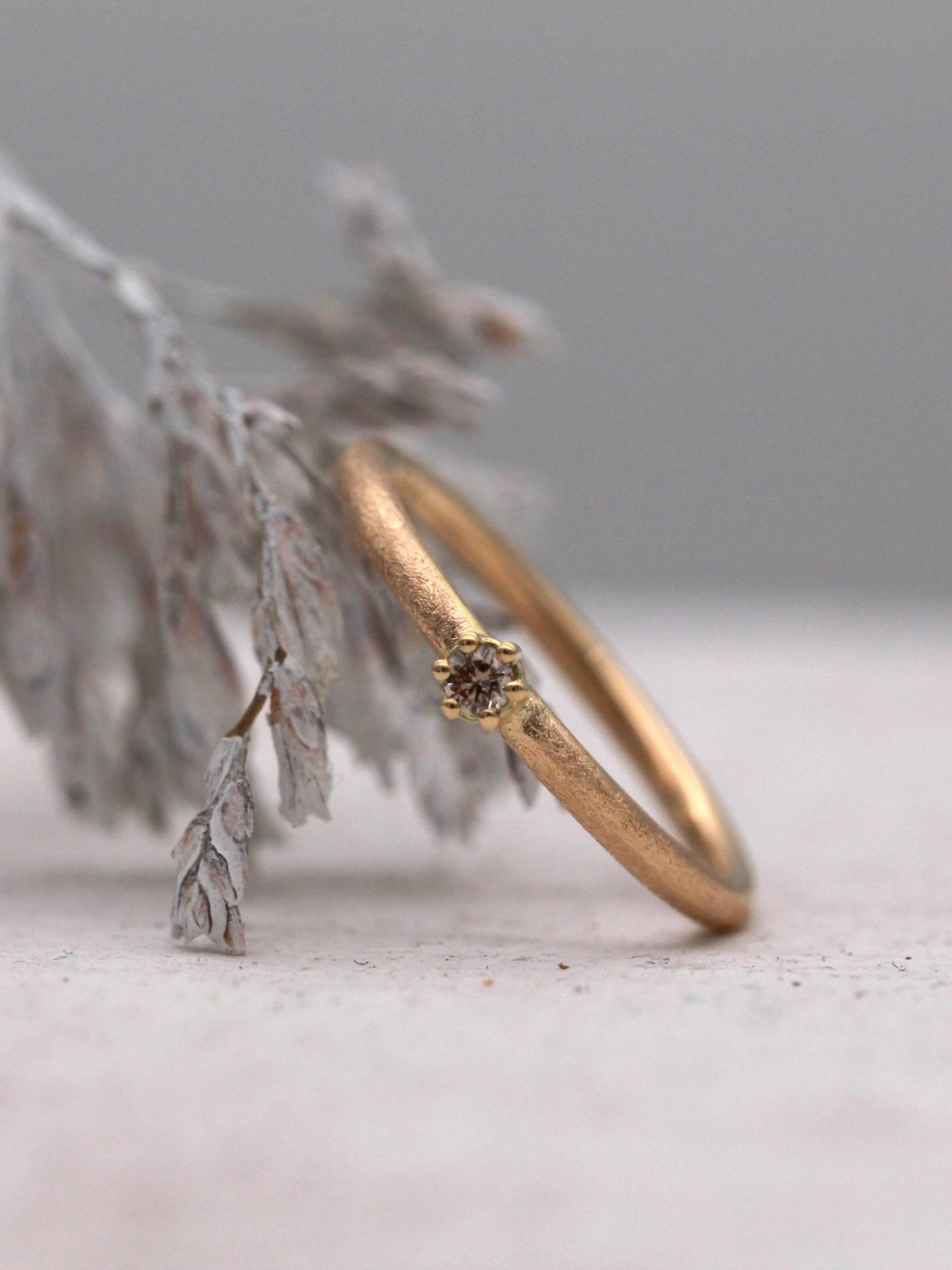 Verlobungsring selber schmieden in Gold mit Krallenfassung Verlobungsring selber schmieden in Gold mit Krallenfassung