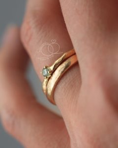 Verlobungsring Trauring selber Finger als Kombination tragen mit Vorsteckring Minti