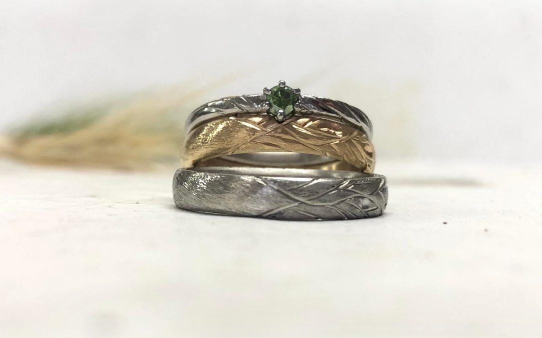 Verschiedenfarbige Eheringe mit angestecktem Verlobungsring bzw. Vorsteckring mit grünem Stein Vivina in Sanddornmuster