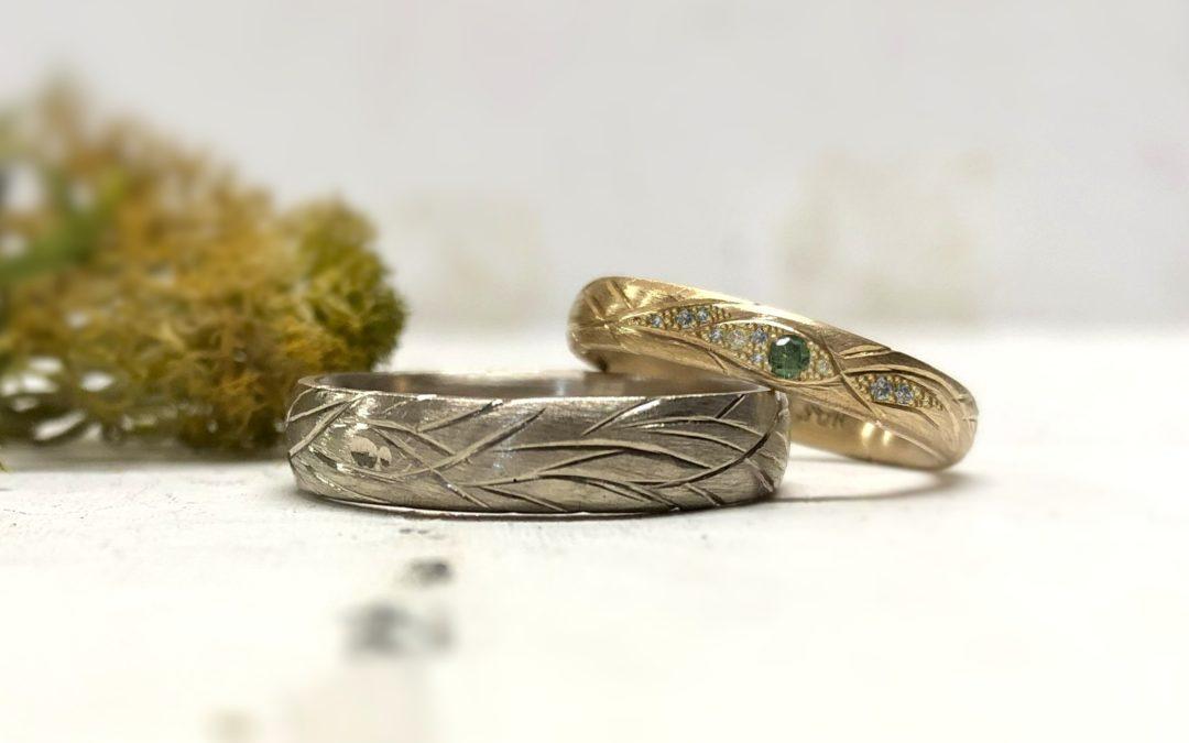 Verschiedenfarbige Eheringe mit grünem Stein und Sanddornmuster, Haselnussgold und Gold