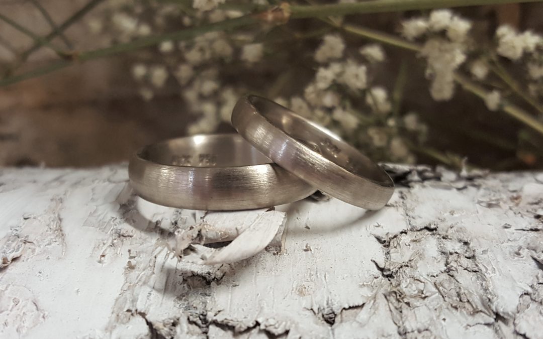 Matte Eheringe in Weißgold oder Platin mit Längsmattierung