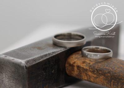 Zerkratzte Trauringe aus Weissgold mit Steinen