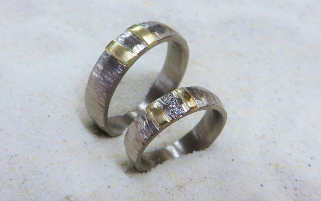 Zweifarbige Eheringe Weissgold Gelbgold mit Steinen im Verschnitt, Baumrindemuster