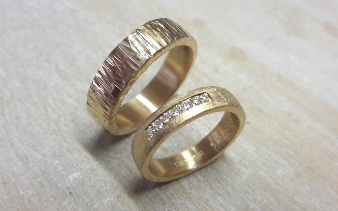 Rosegold Eheringe mit Baumrindemuster und Eismattierung mit Steinen