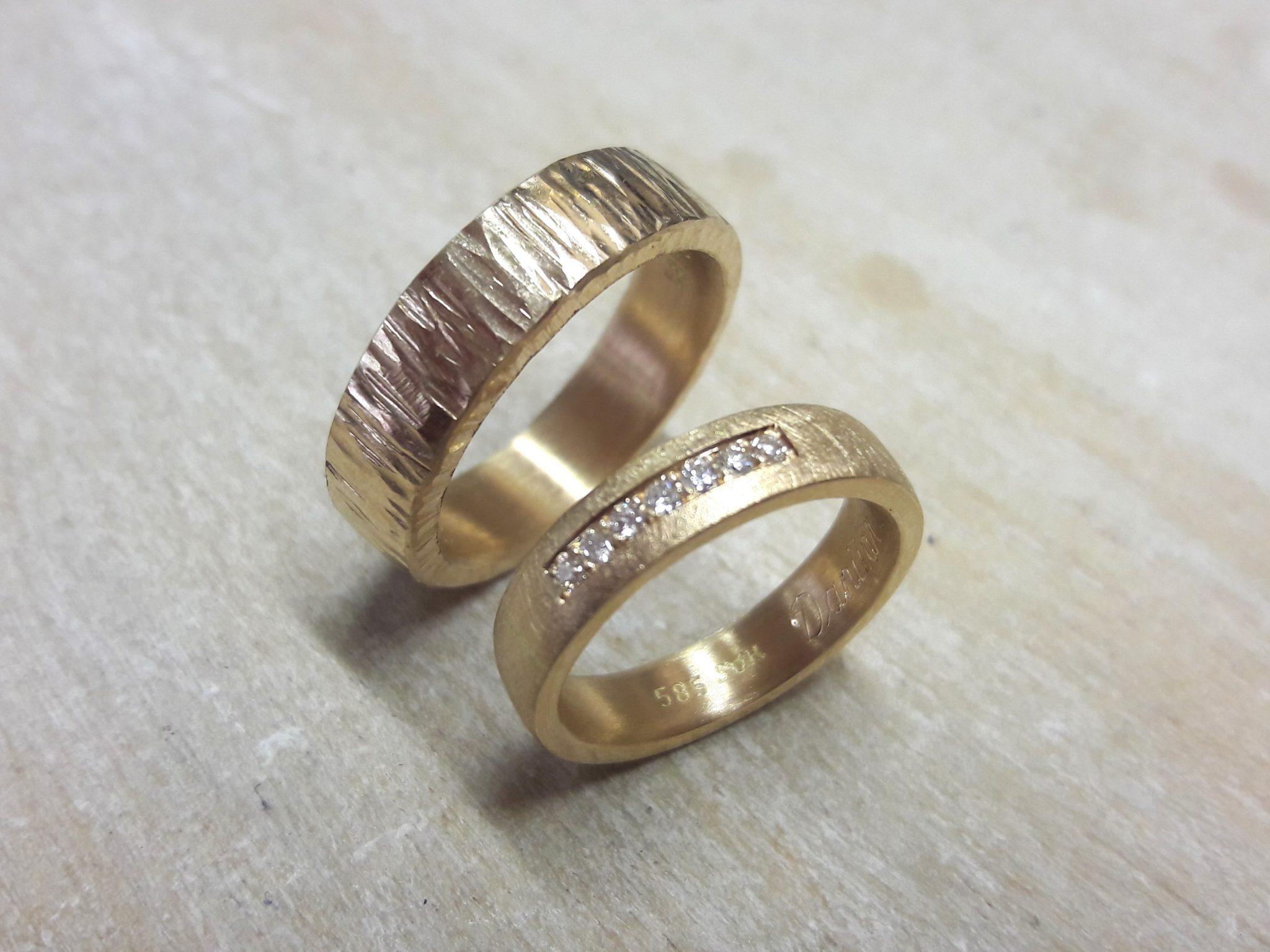 Rosegold Eheringe mit Baumrindemuster und Eismattierung mit Steinen